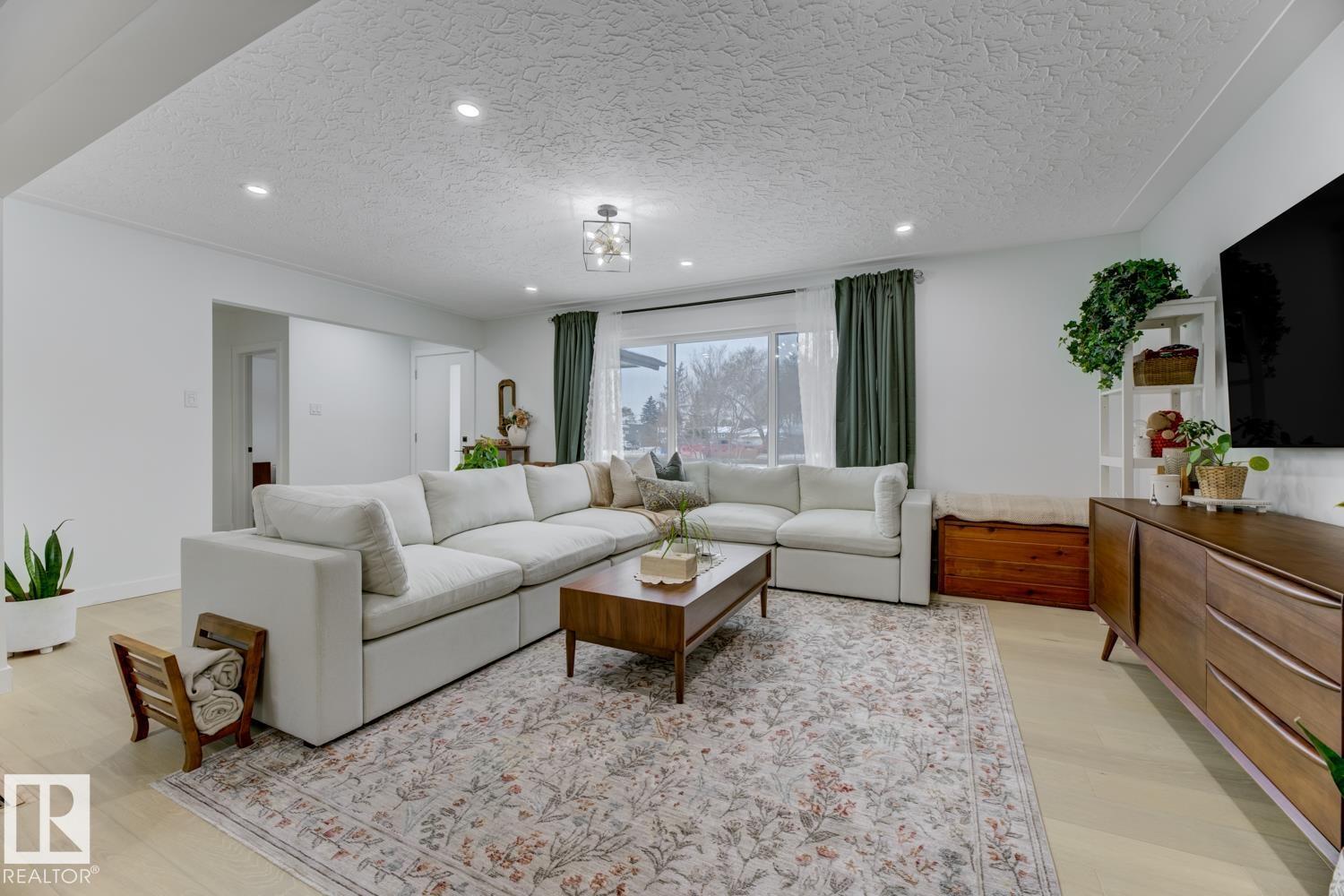 6823 98 AV NW, Edmonton