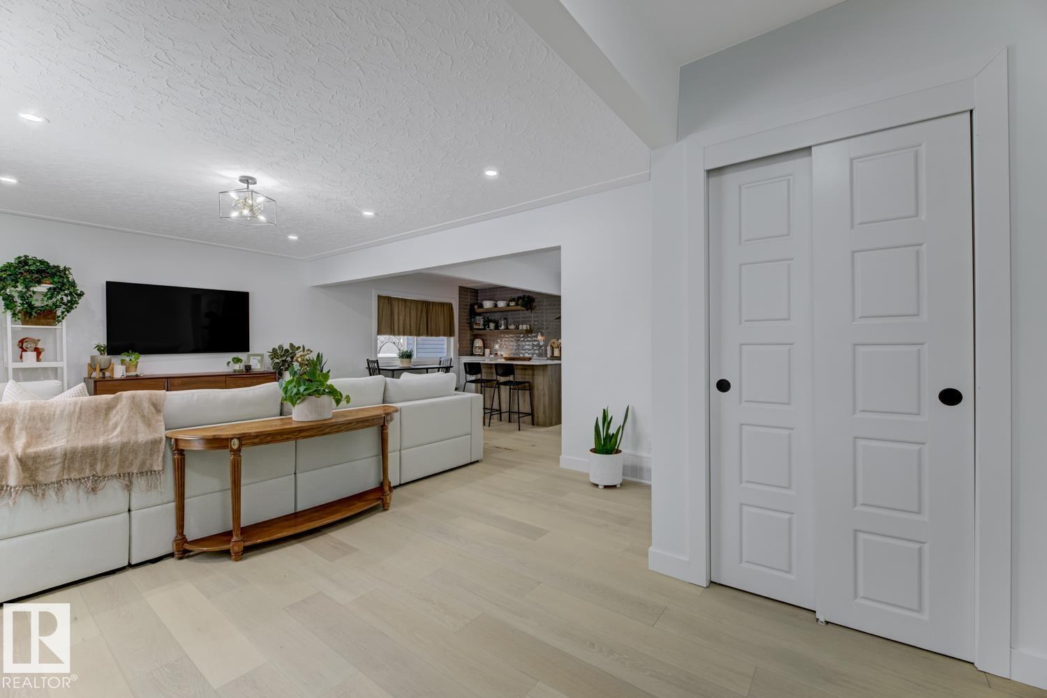 6823 98 AV NW, Edmonton