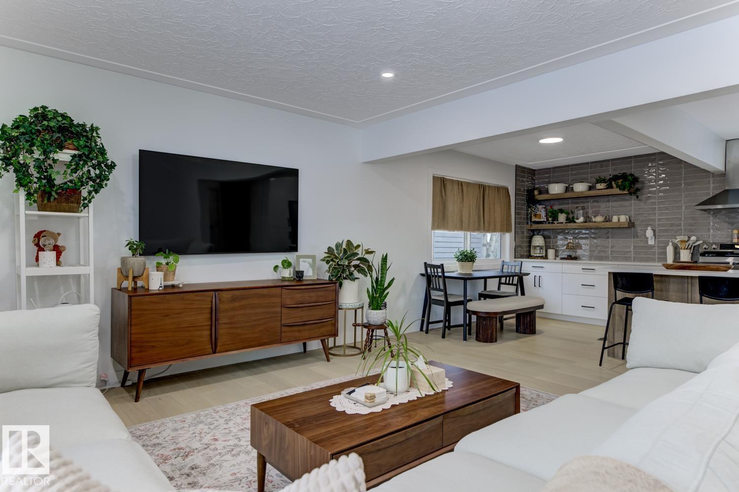 6823 98 AV NW, Edmonton