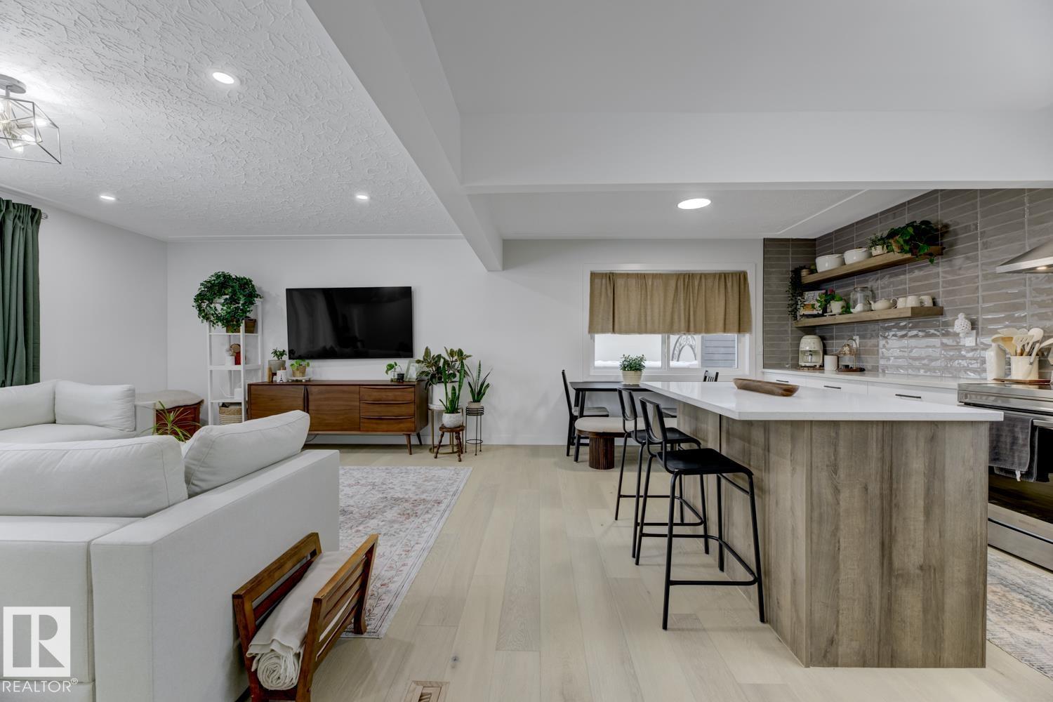 6823 98 AV NW, Edmonton