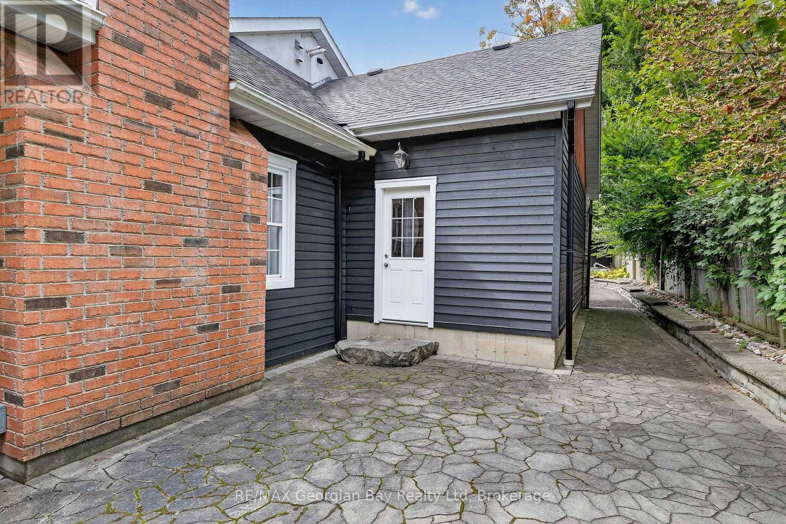 105 DUCKWORTH STREET - 38