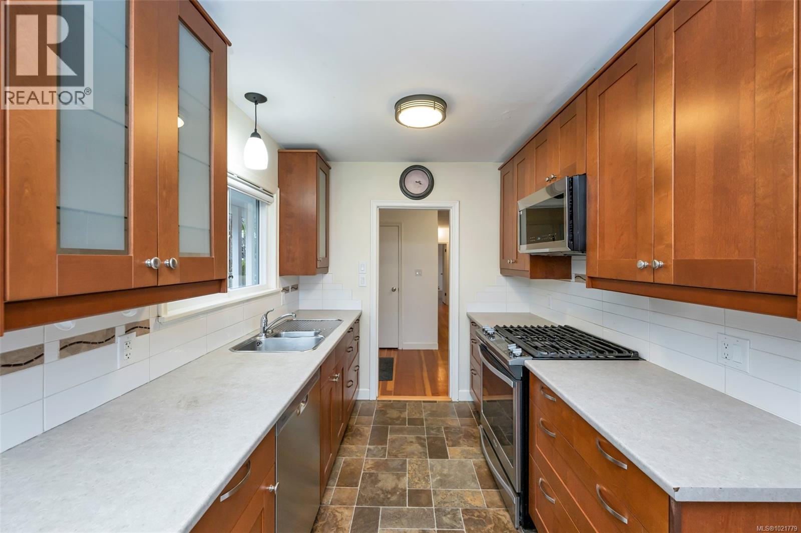  1181 Clovelly Terrace, Saanich