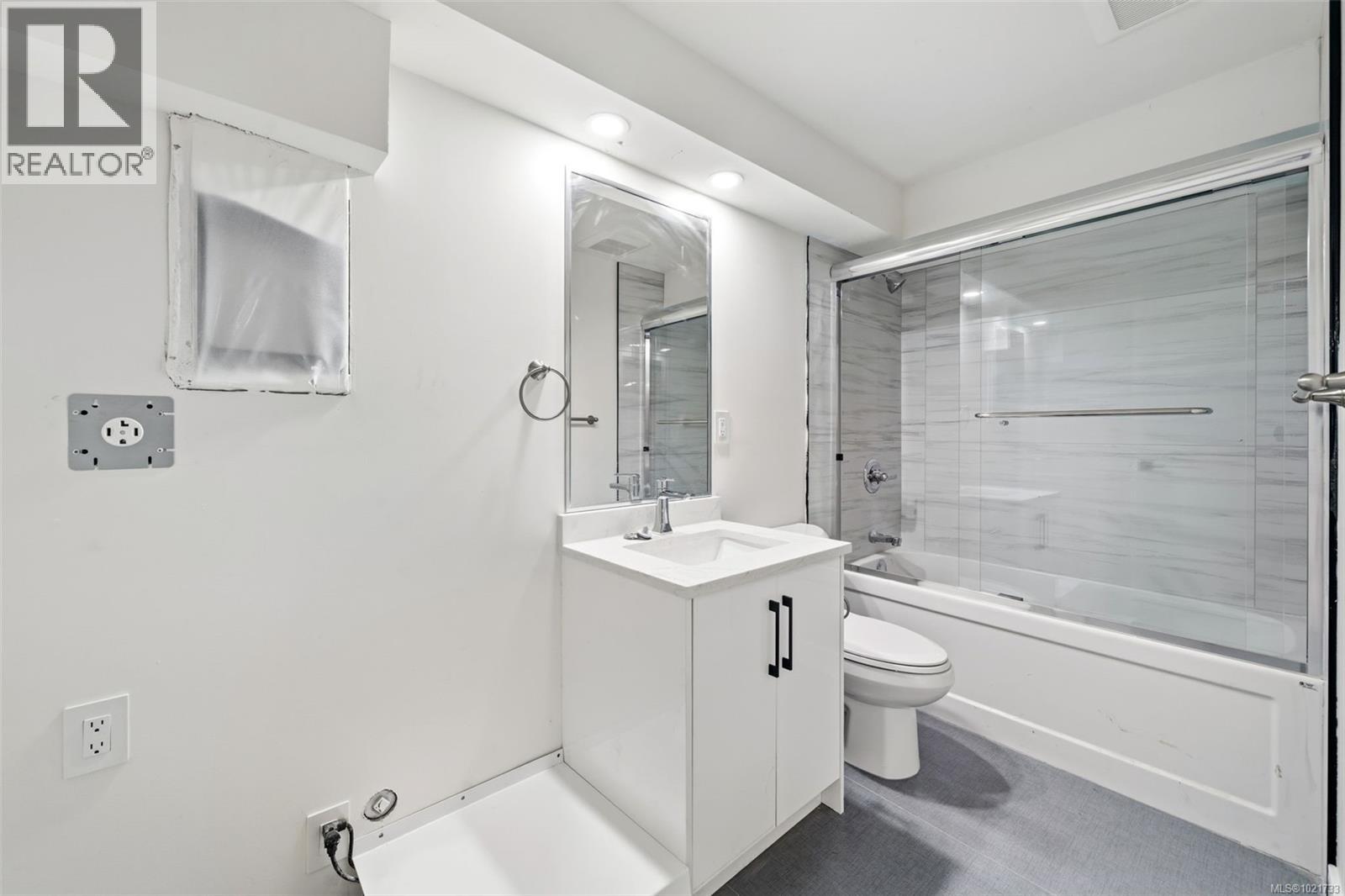  669 Canterbury Road, Saanich