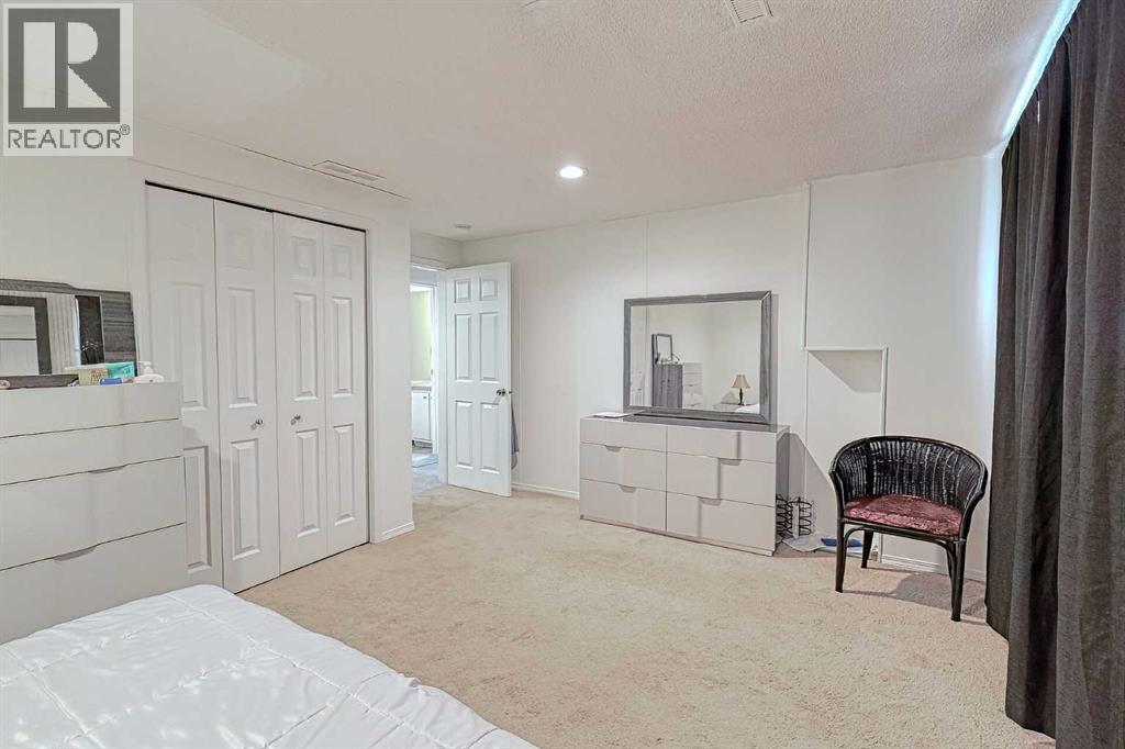 Single Family House Bi-level for Sale in  Rundlehorn Drive NE Rundle Calgary 