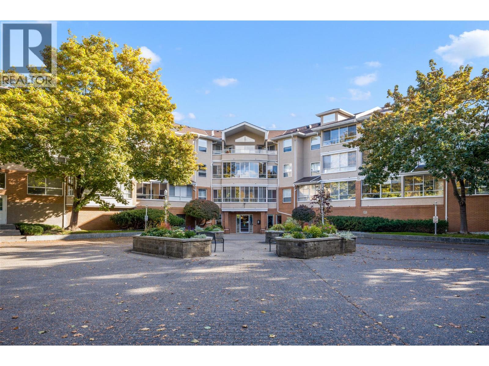 106 933 Harvey Avenue, Kelowna