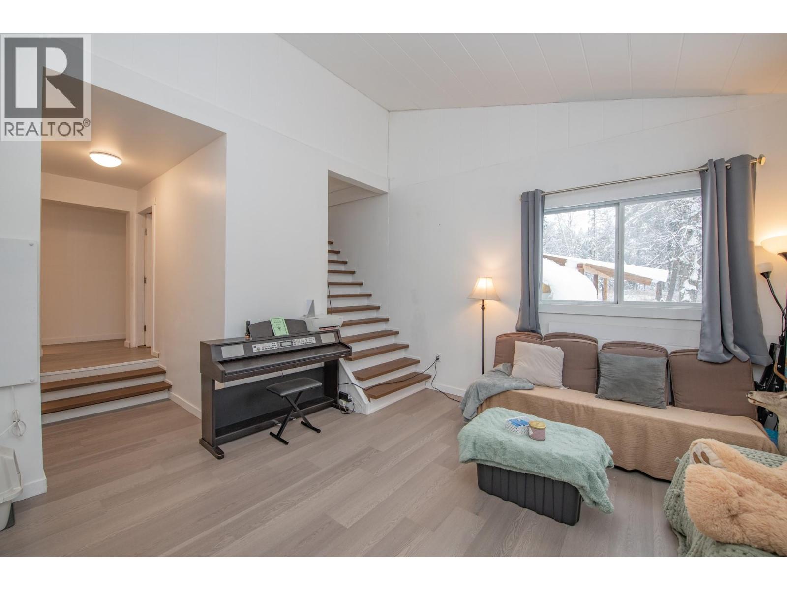 6739 Karjula Road, Falkland