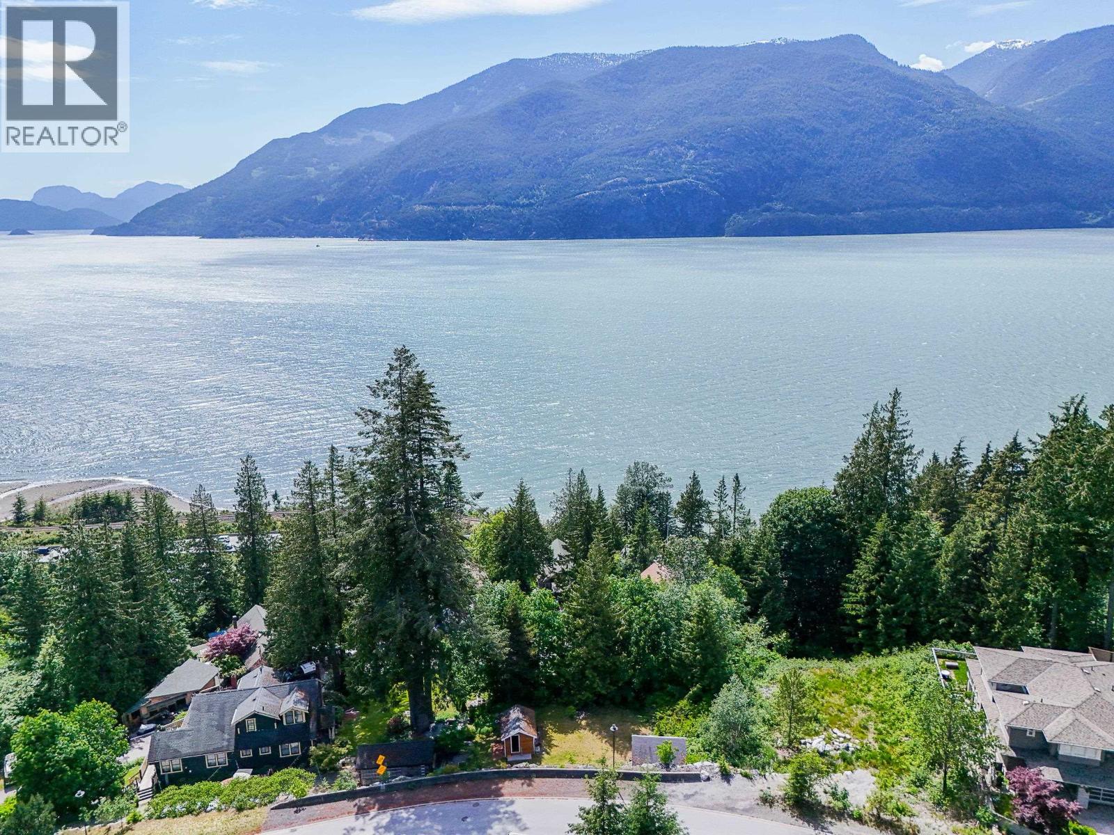 690 SHAUGHNESSY PLACE, Squamish