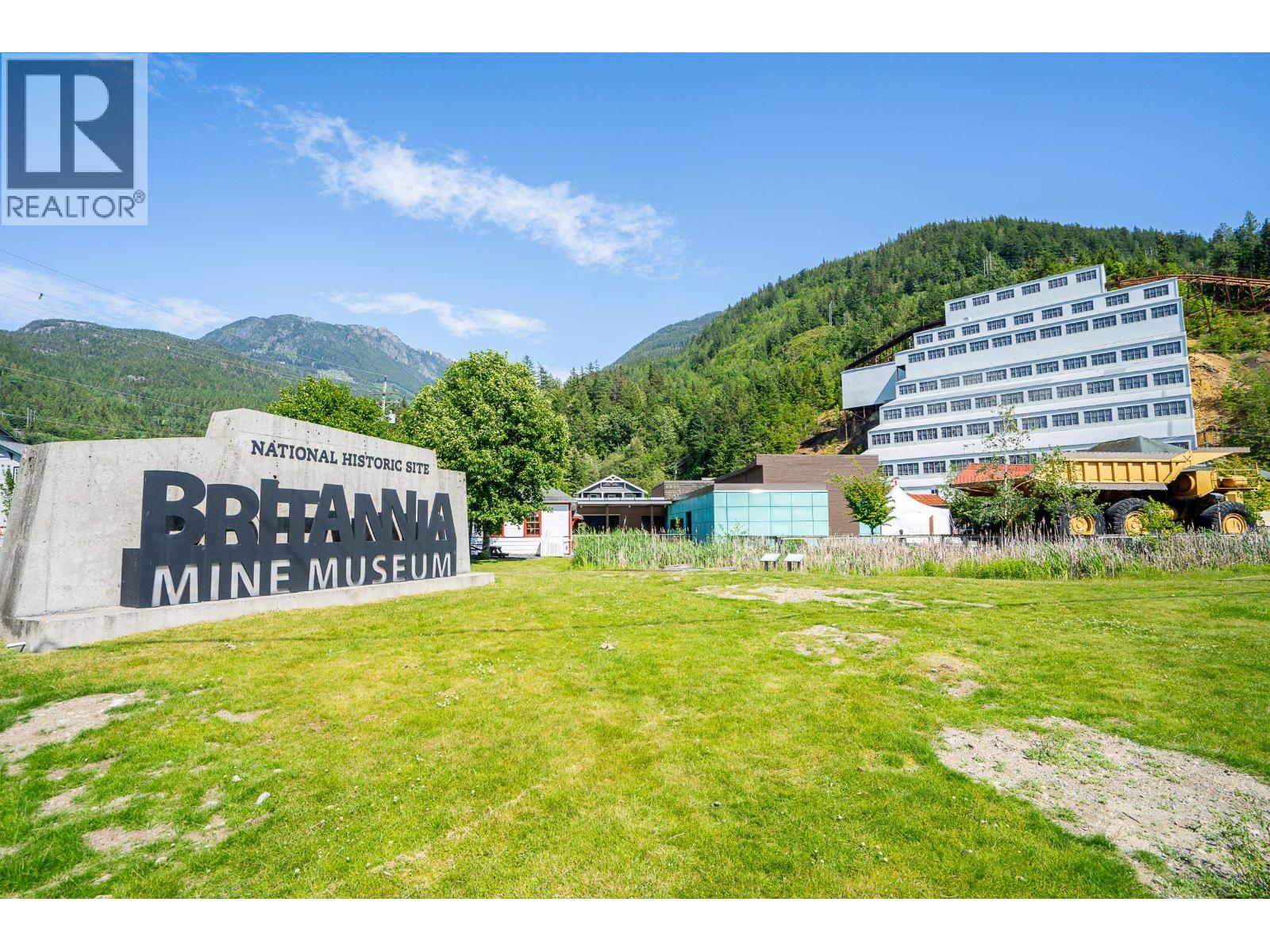 690 SHAUGHNESSY PLACE, Squamish