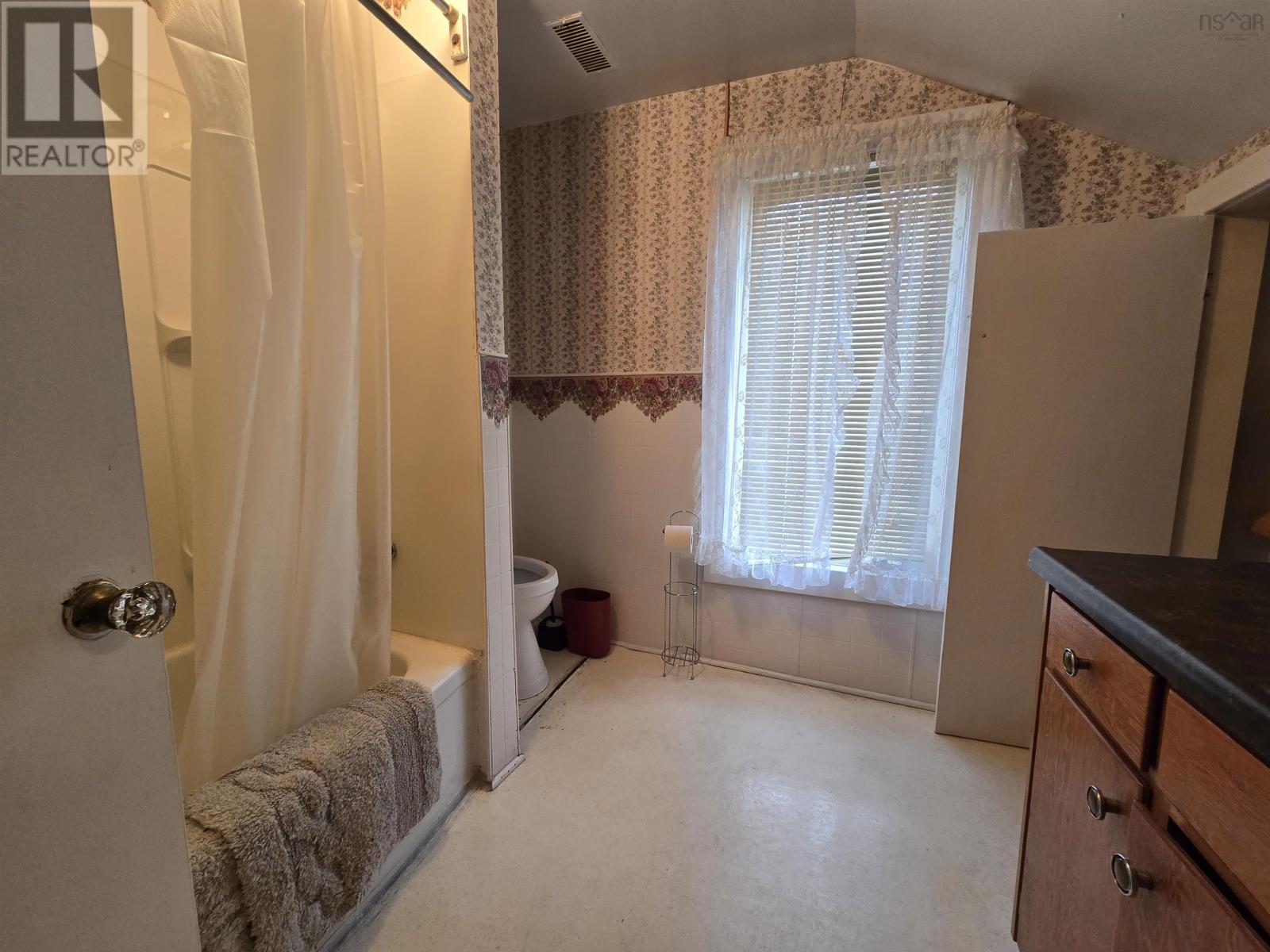 Property 8 of 9 of 374 Alexandra Street