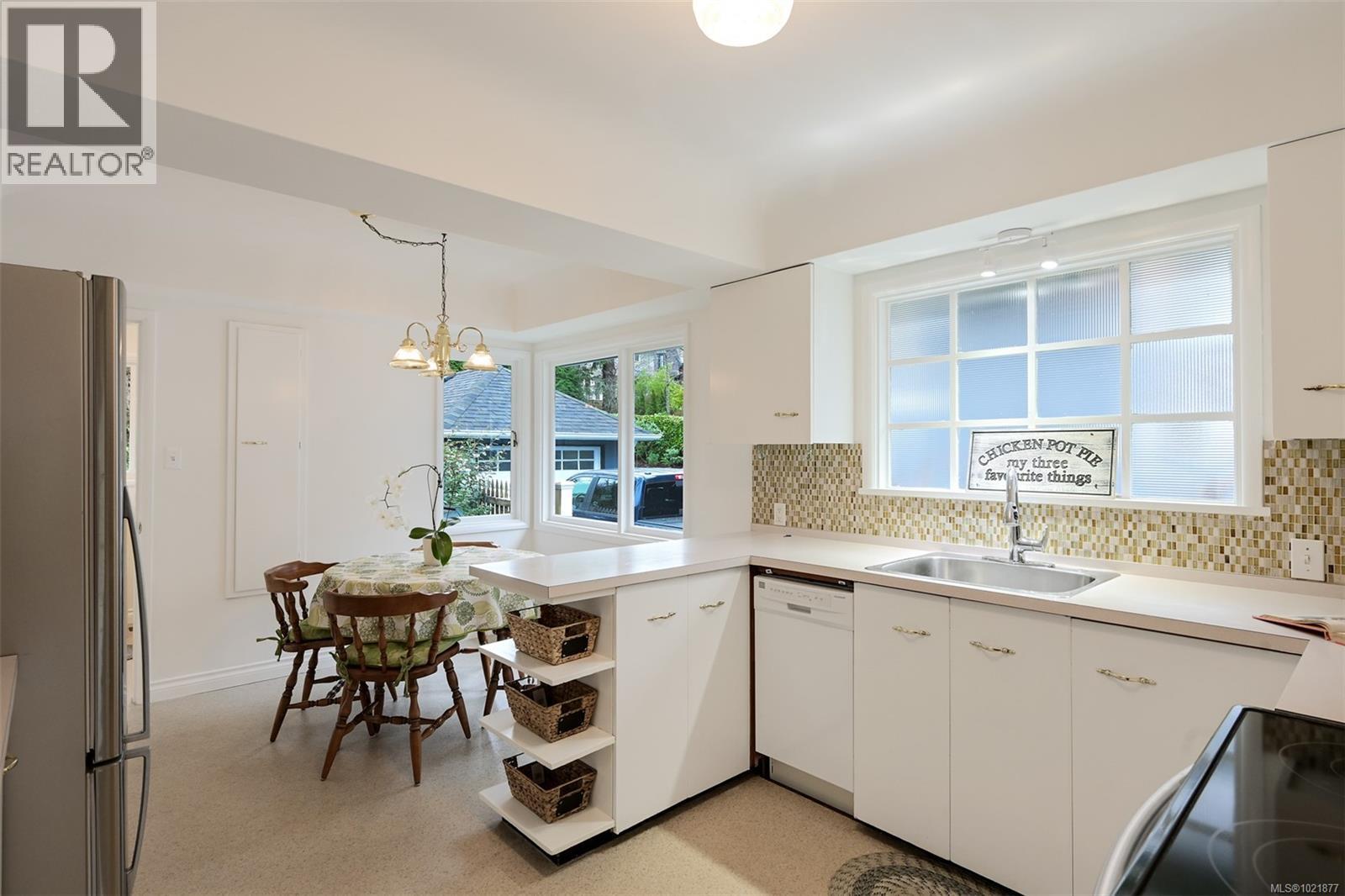 645 Transit Rd, Oak Bay