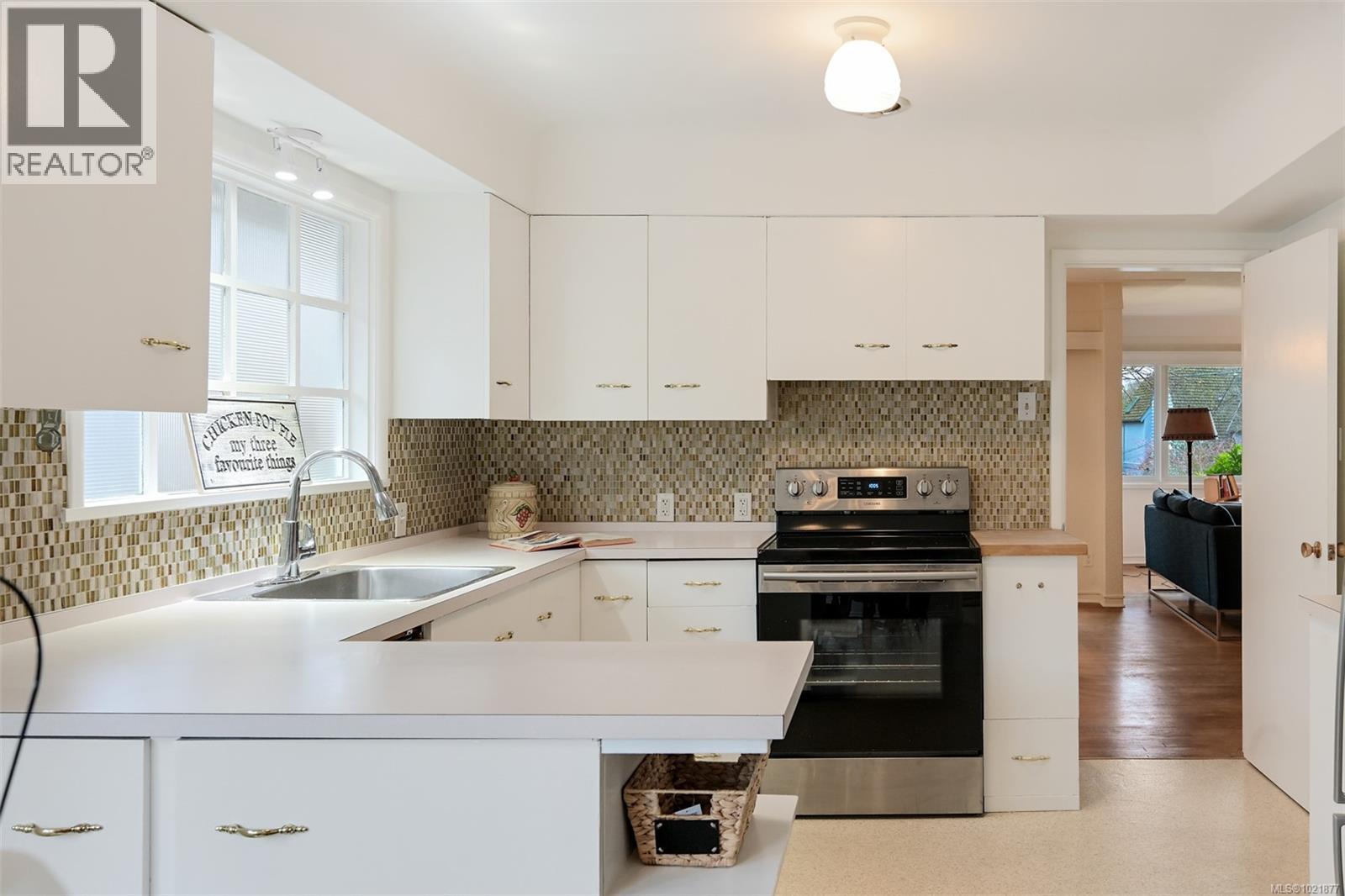 645 Transit Rd, Oak Bay