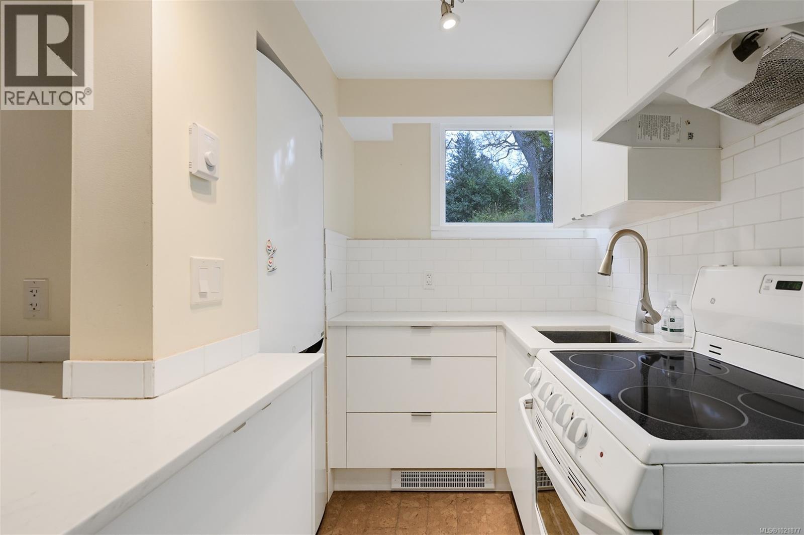 645 Transit Rd, Oak Bay