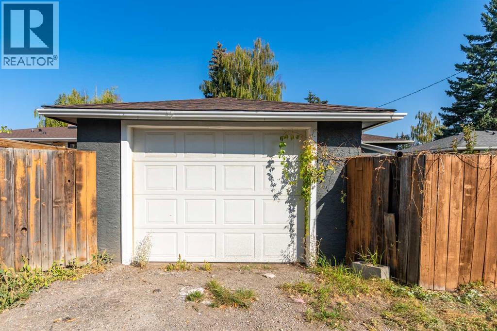 Single Family House Bungalow for Sale in  Hoover Place SW Haysboro Calgary 