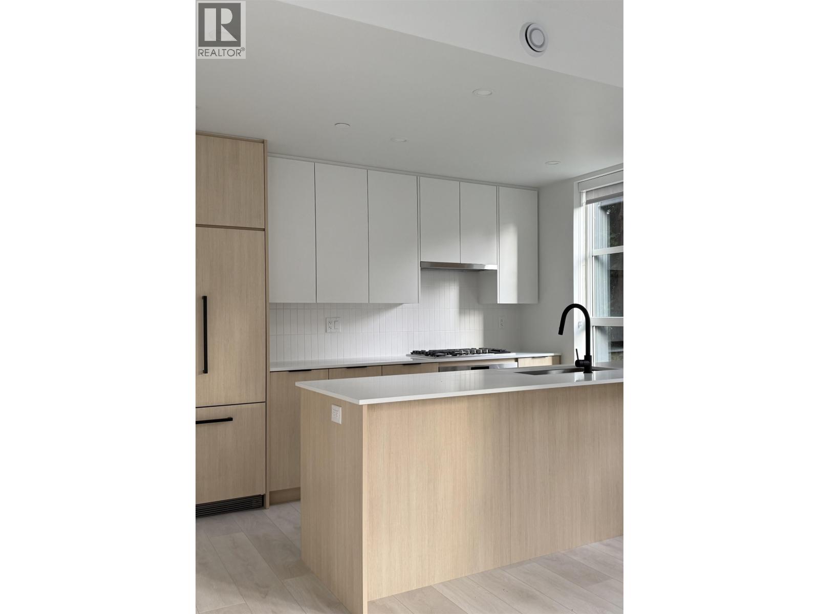 210 2045 HERITAGE PARK LANE, North Vancouver