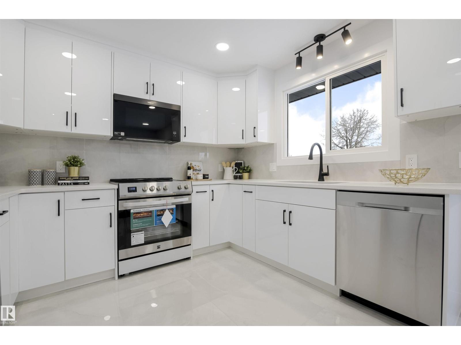 2712 41 ST NW, Edmonton