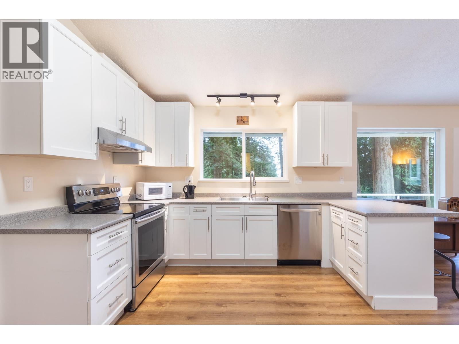 914 GOWER POINT ROAD, Gibsons
