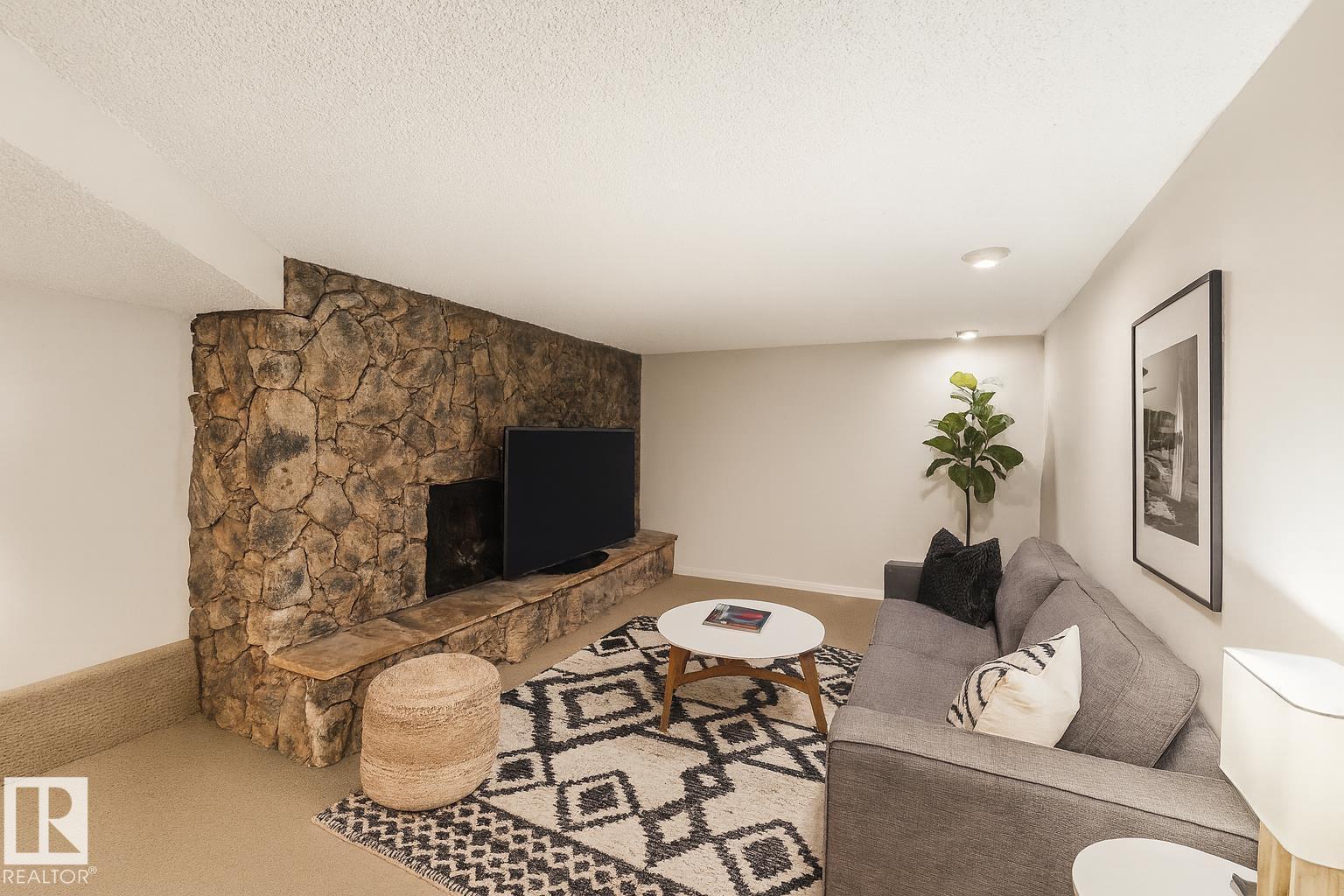 2007 49A ST NW, Edmonton