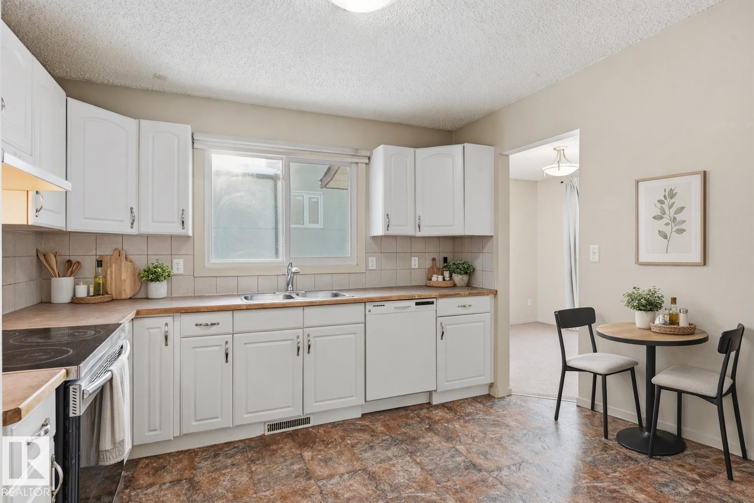 2007 49A ST NW, Edmonton