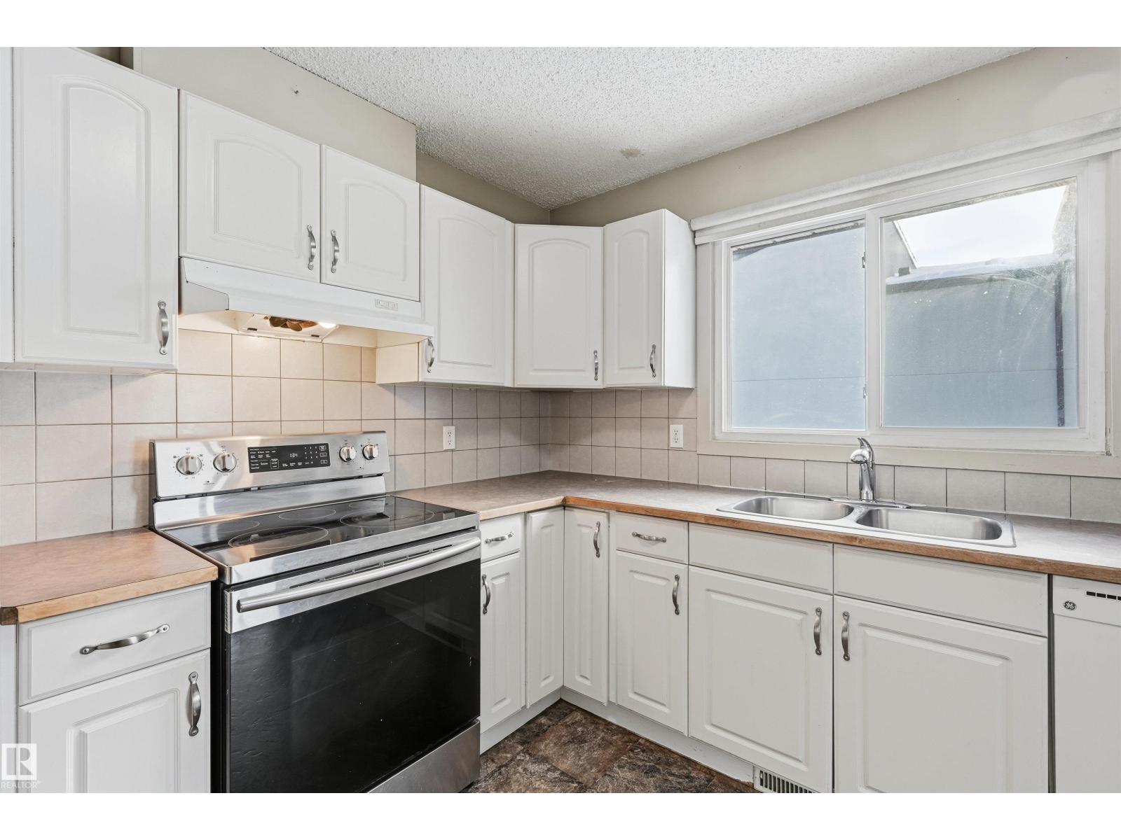 2007 49A ST NW, Edmonton