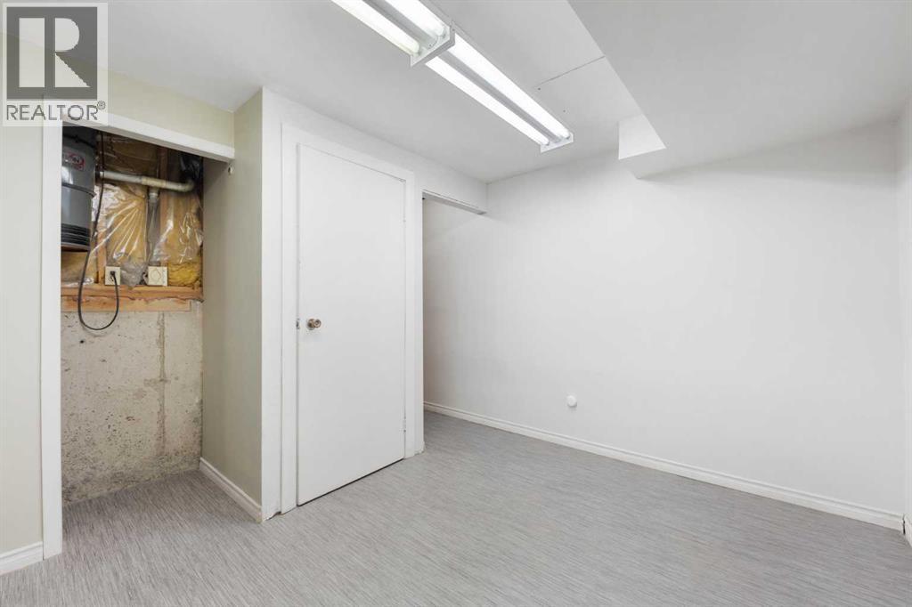 Single Family House 4 Level for Sale in   Glamis Drive SW Glamorgan Calgary 