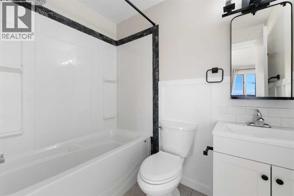 Single Family House 4 Level for Sale in   Glamis Drive SW Glamorgan Calgary 