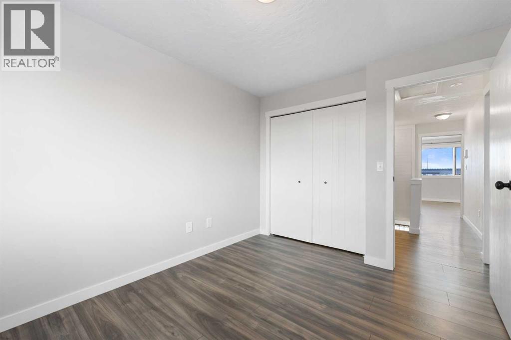 Single Family House 4 Level for Sale in   Glamis Drive SW Glamorgan Calgary 