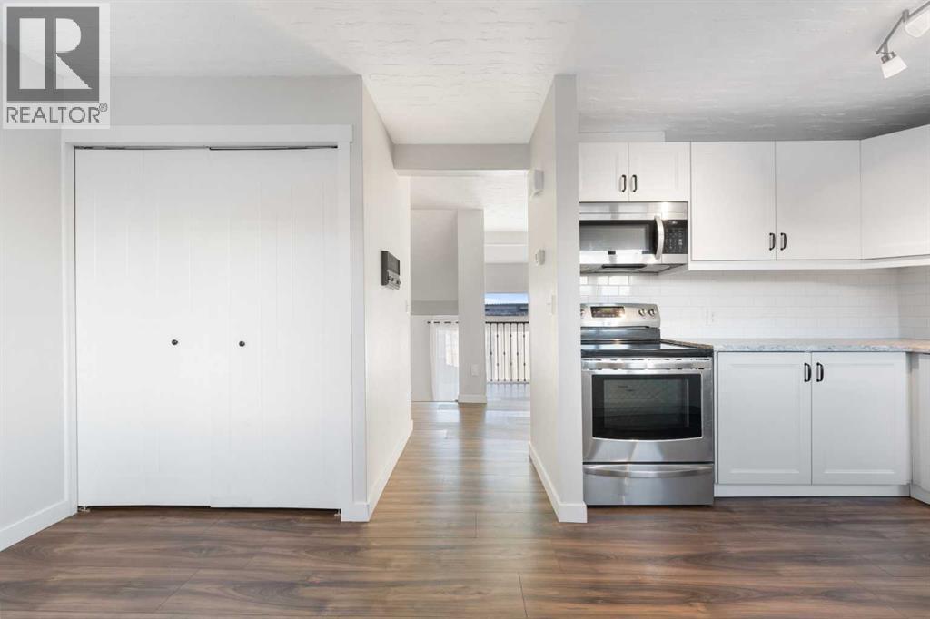 Single Family House 4 Level for Sale in   Glamis Drive SW Glamorgan Calgary 