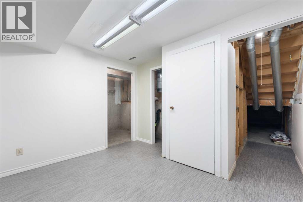 Single Family House 4 Level for Sale in   Glamis Drive SW Glamorgan Calgary 