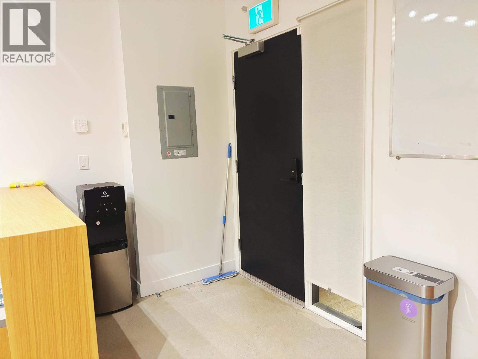 Office in Burnaby - Image 21