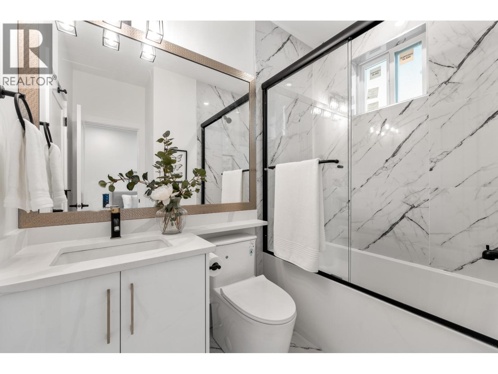 1 122 EIGHTH AVENUE, New Westminster