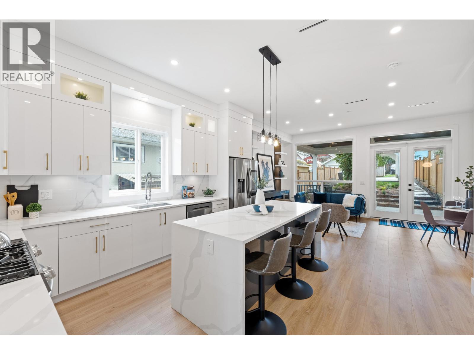 1 122 EIGHTH AVENUE, New Westminster