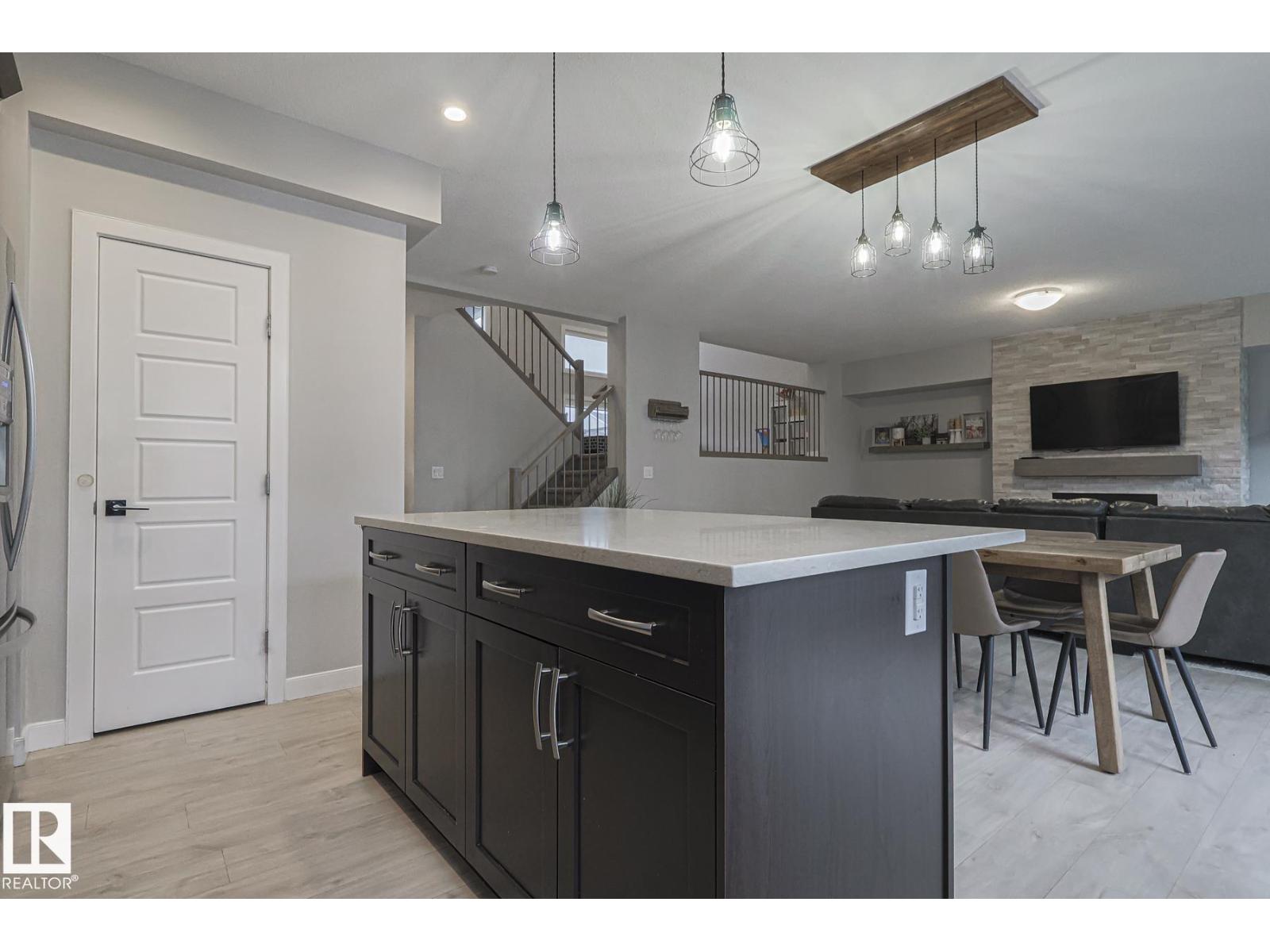 2011 201 ST NW, Edmonton