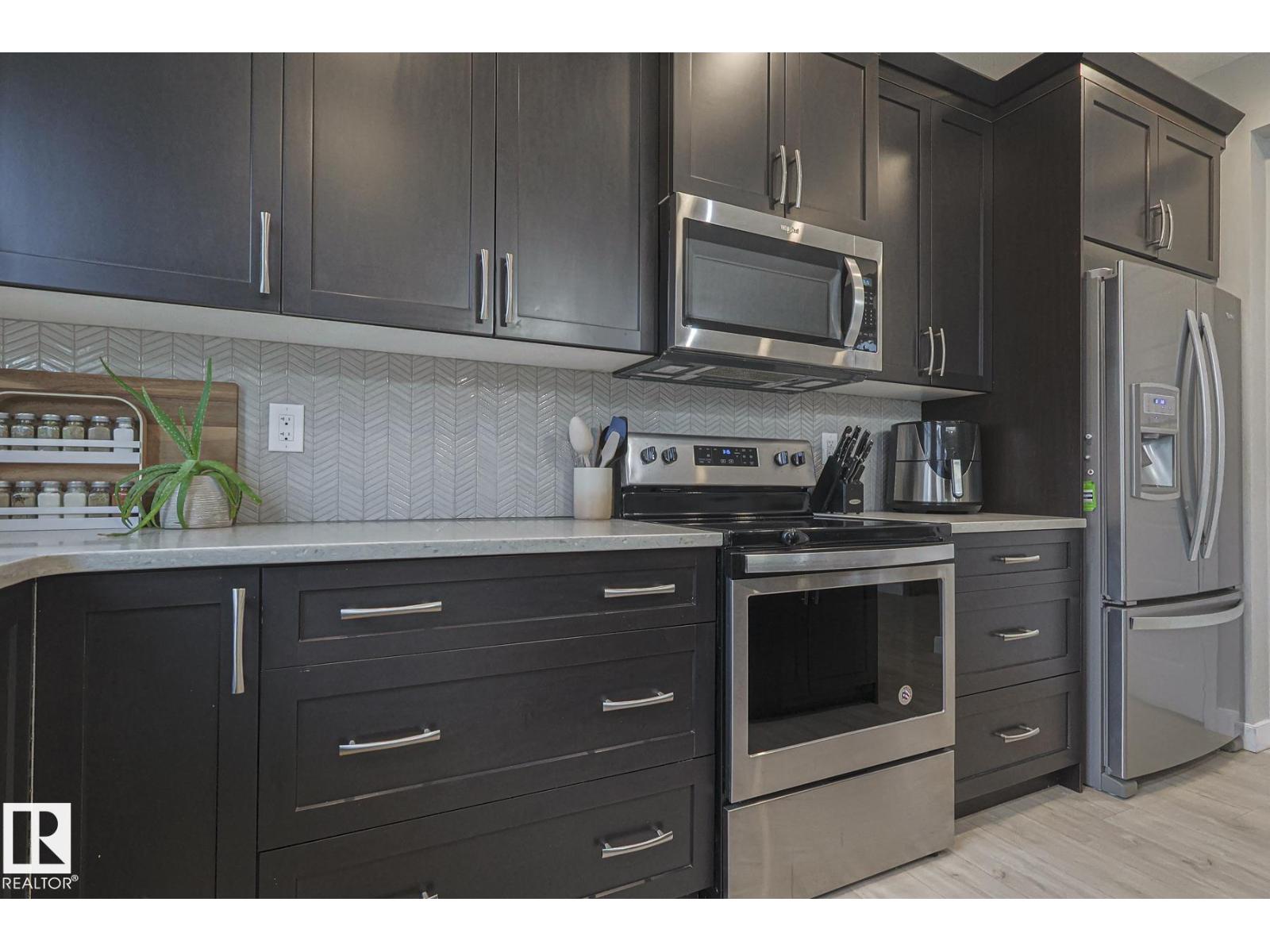 2011 201 ST NW, Edmonton