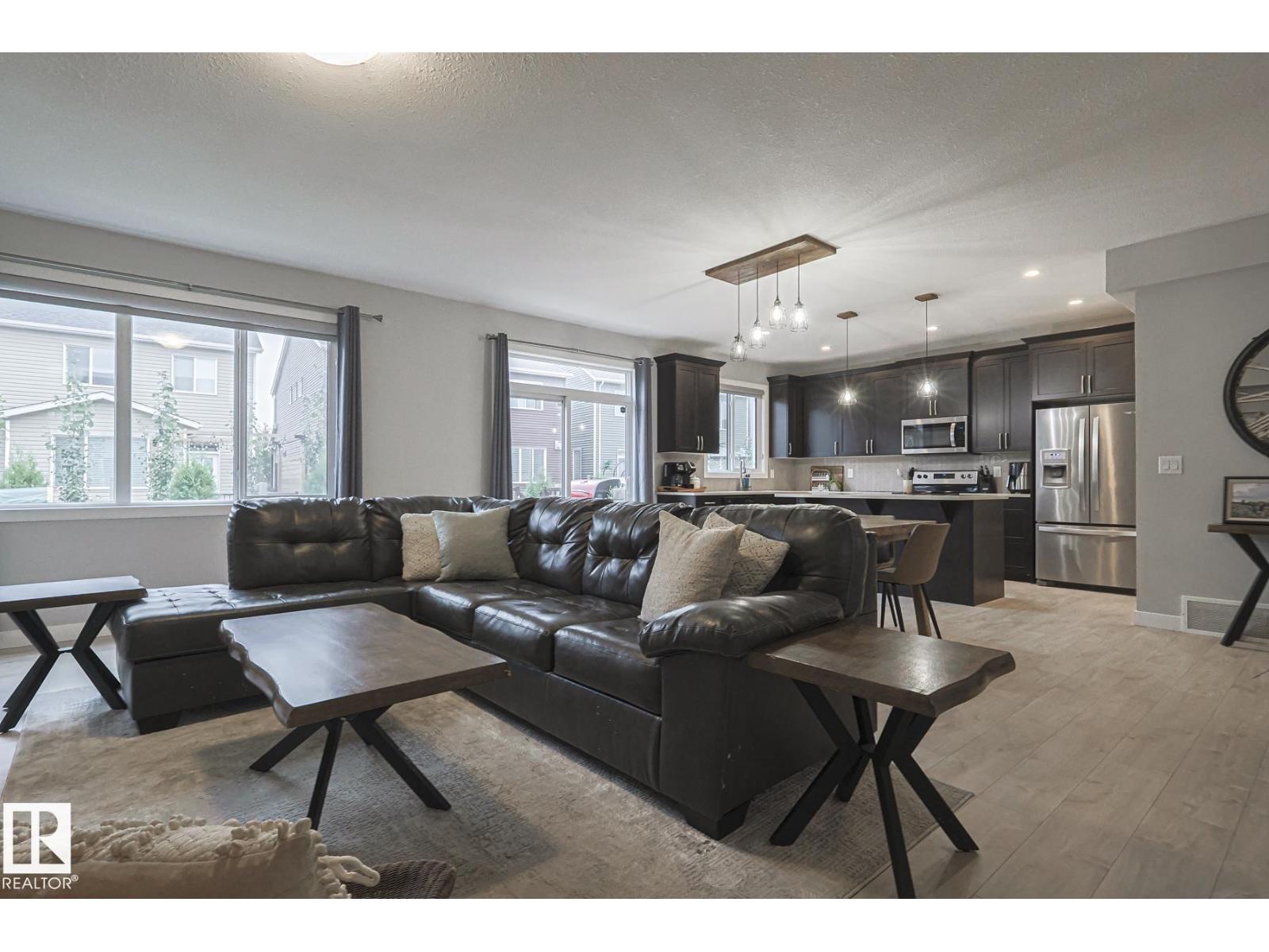 2011 201 ST NW, Edmonton