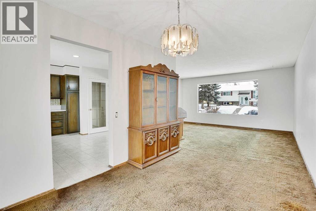 Single Family House 4 Level for Sale in  Silver Brook Drive NW Silver Springs Calgary 