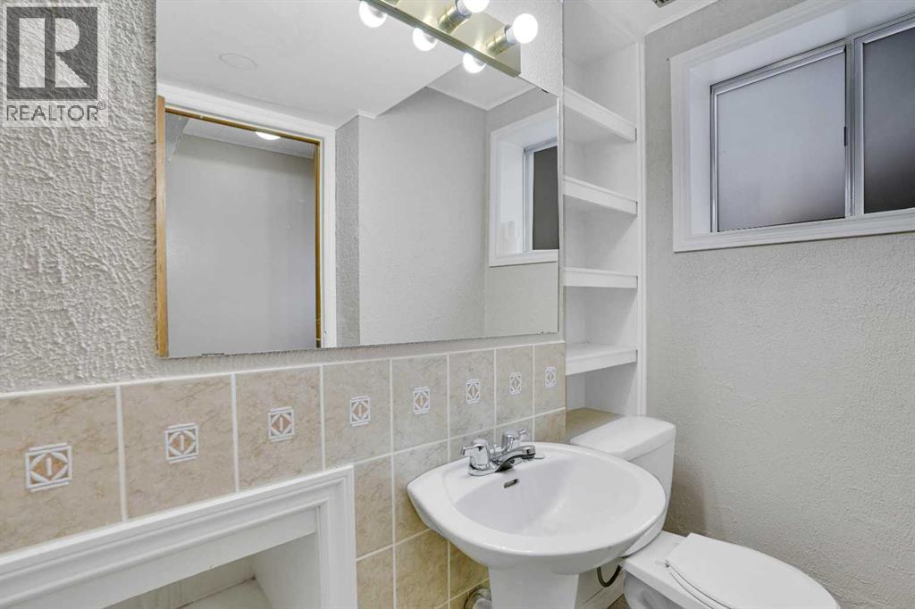 Single Family House 4 Level for Sale in  Silver Brook Drive NW Silver Springs Calgary 