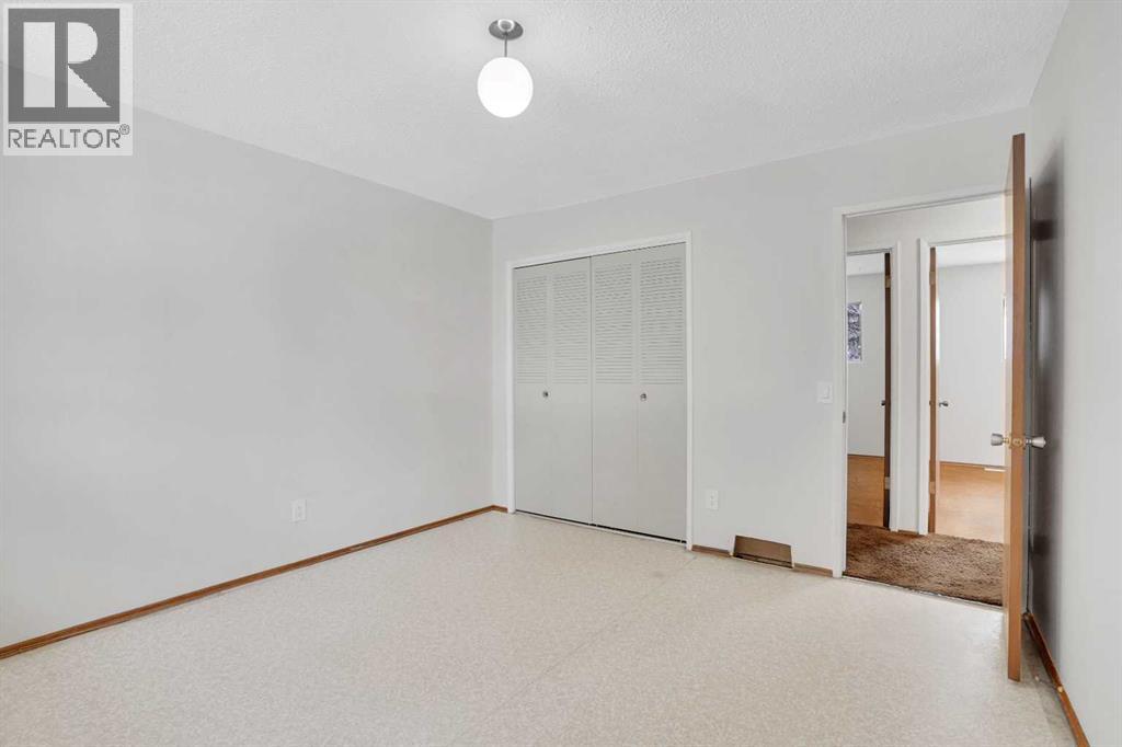 Single Family House 4 Level for Sale in  Silver Brook Drive NW Silver Springs Calgary 