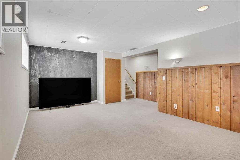 Single Family House 4 Level for Sale in  Silver Brook Drive NW Silver Springs Calgary 