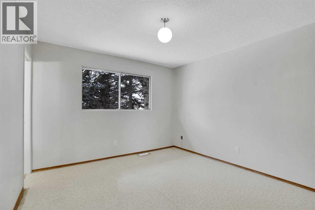 Single Family House 4 Level for Sale in  Silver Brook Drive NW Silver Springs Calgary 