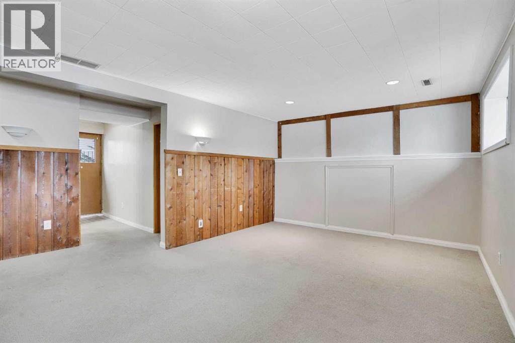 Single Family House 4 Level for Sale in  Silver Brook Drive NW Silver Springs Calgary 