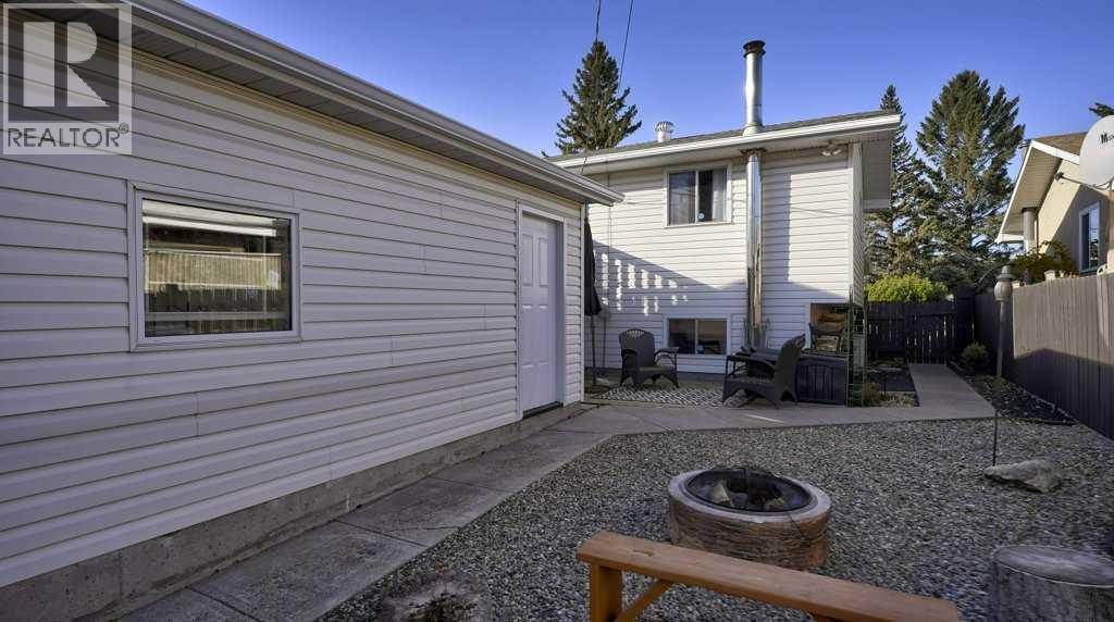 Single Family House 3 Level for Sale in  Penbrooke Way SE Penbrooke Meadows Calgary 