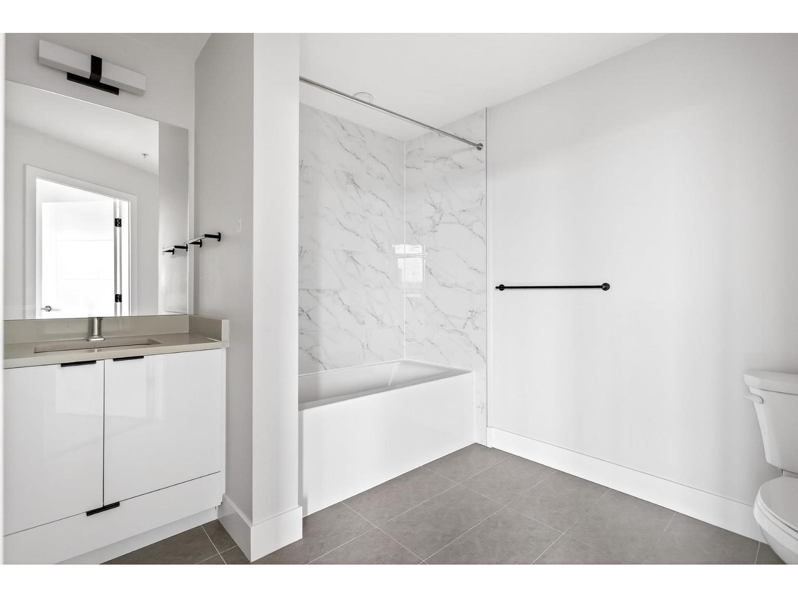 214 20061 FRASER HIGHWAY, Langley