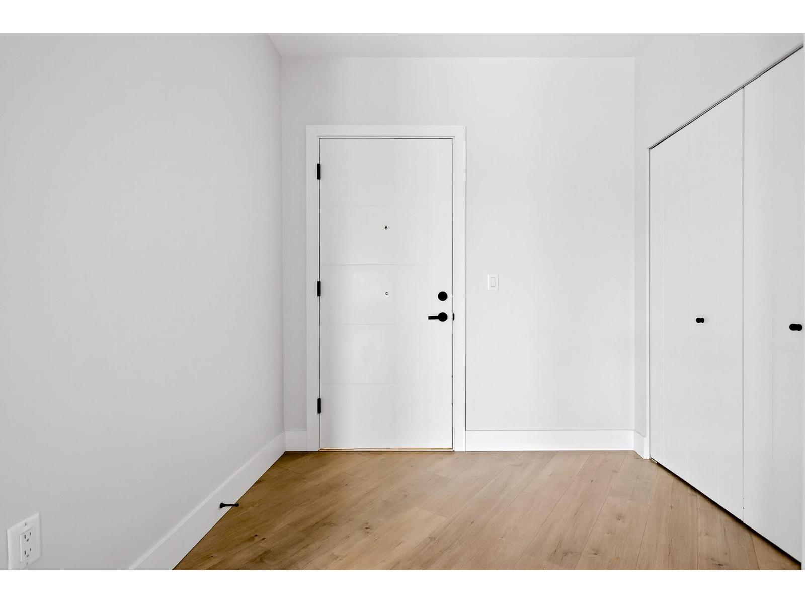 214 20061 FRASER HIGHWAY, Langley