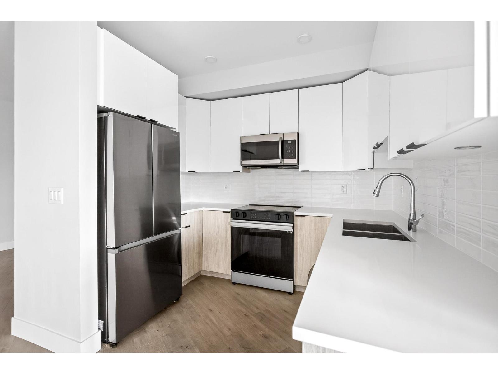 214 20061 FRASER HIGHWAY, Langley