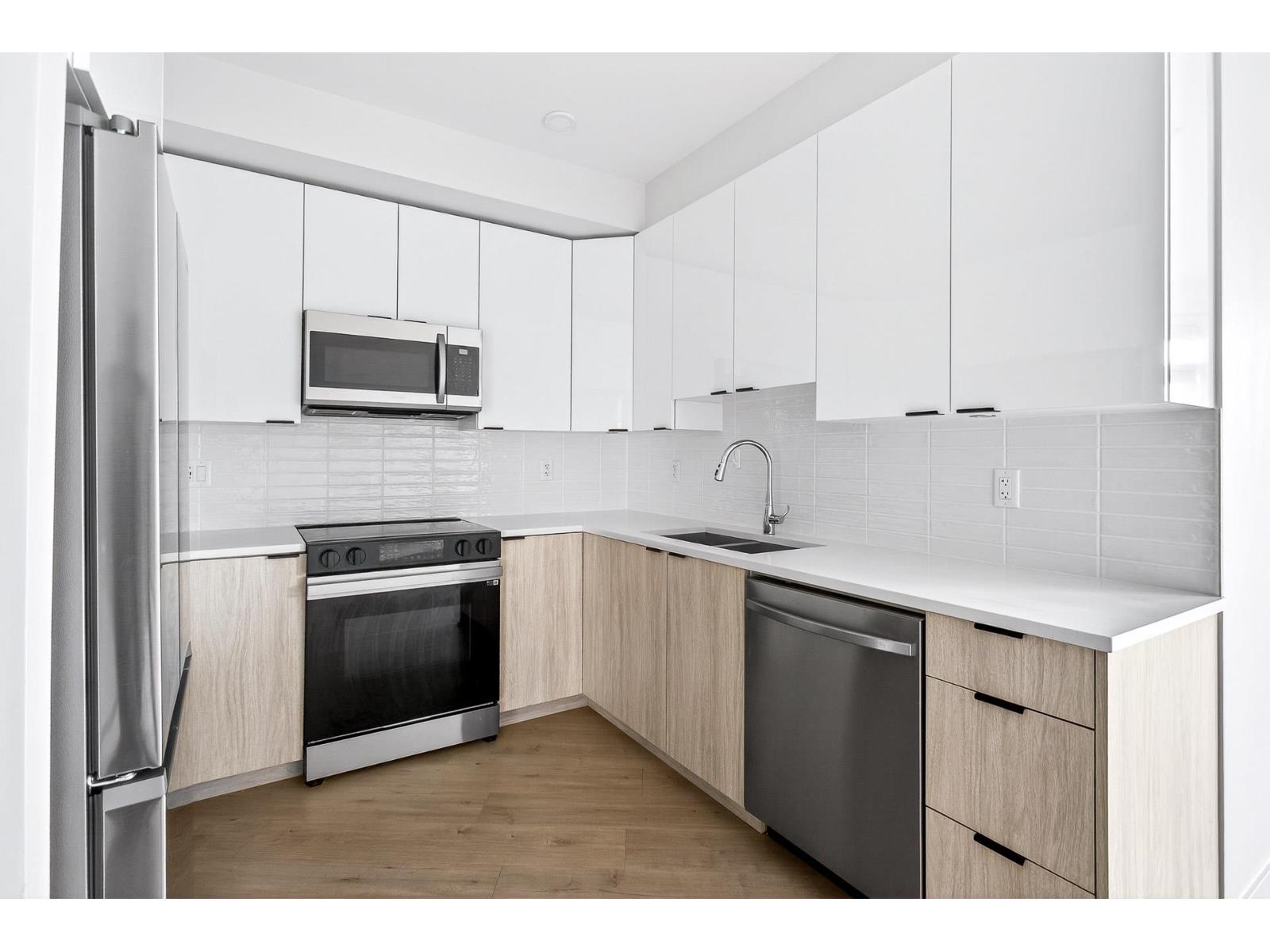 214 20061 FRASER HIGHWAY, Langley