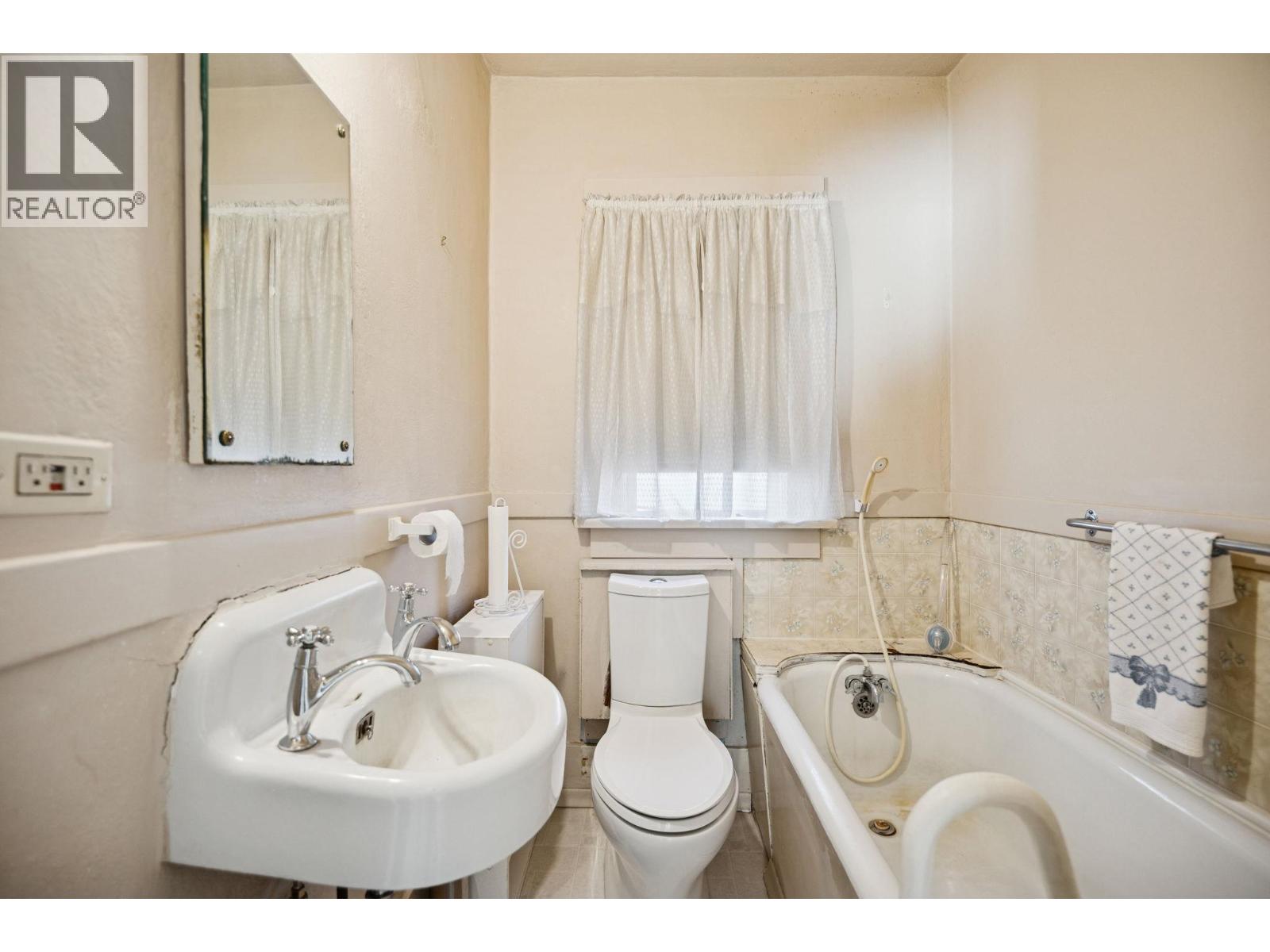 2258 KITCHENER STREET, Vancouver