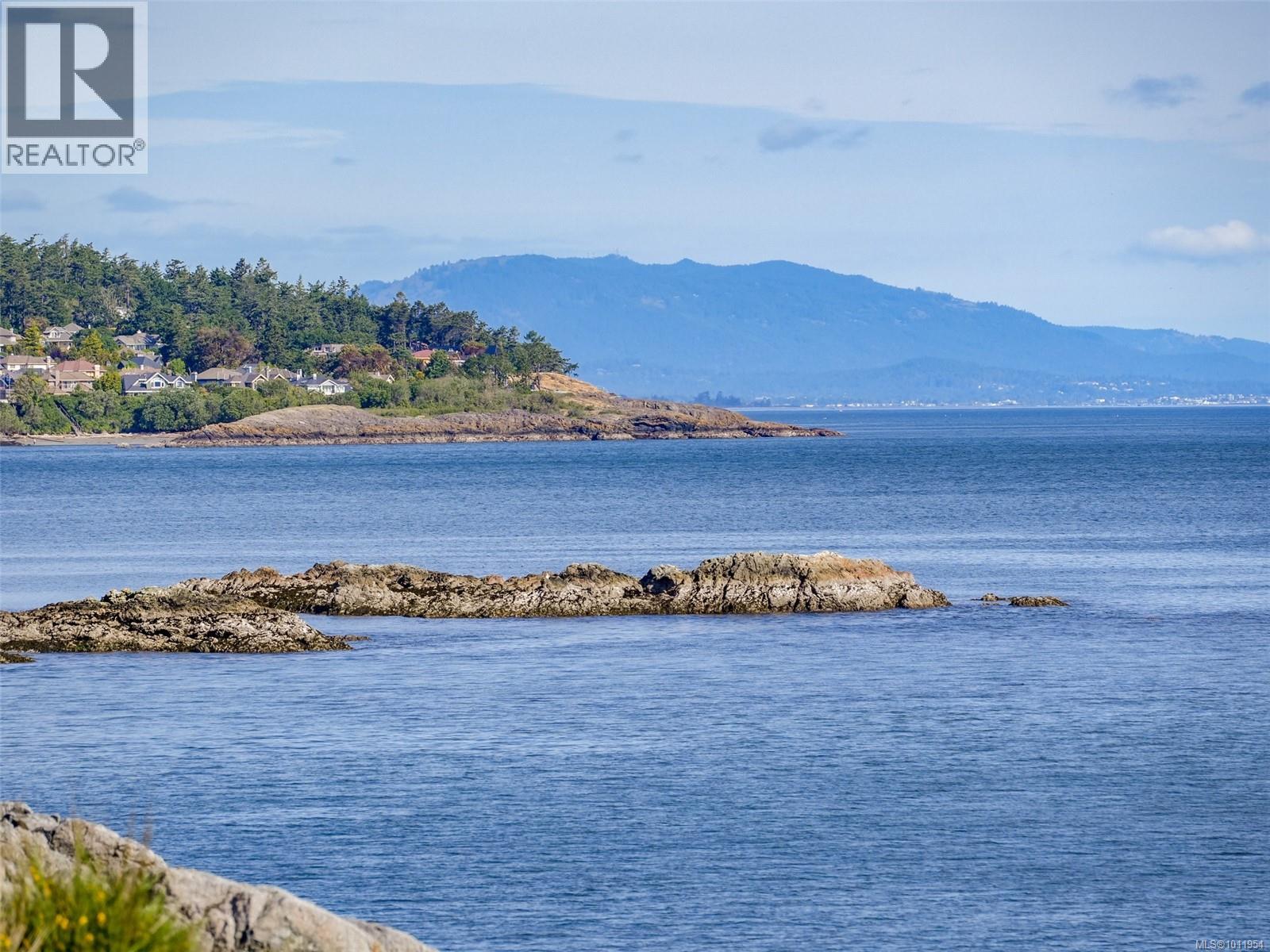 2550 Queenswood Dr, Saanich