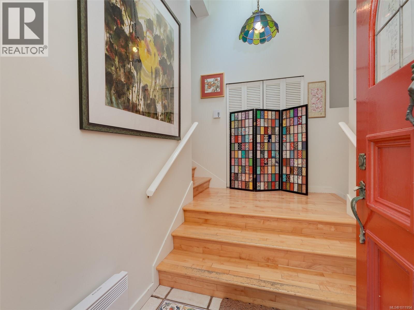 2550 Queenswood Dr, Saanich