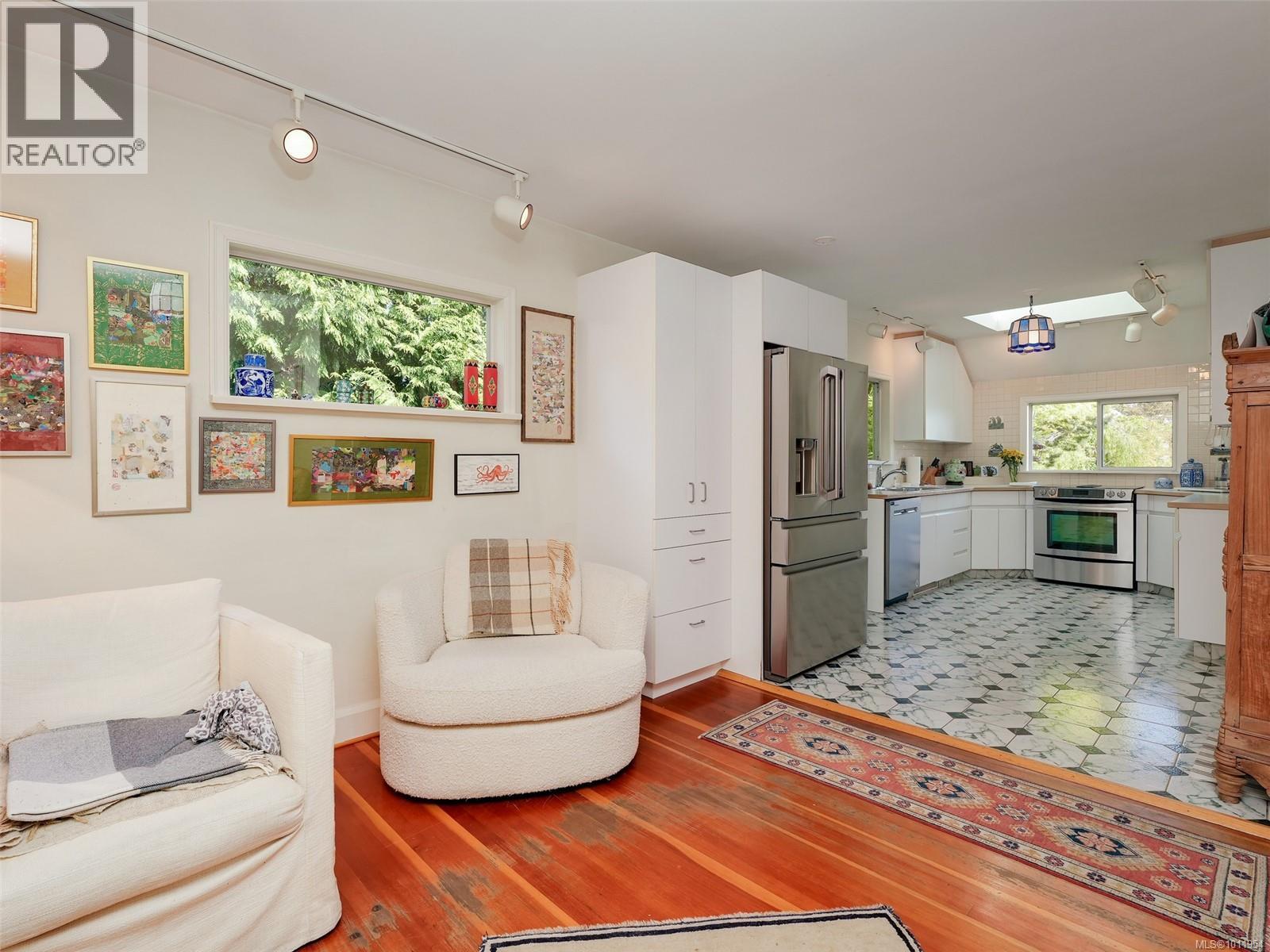 2550 Queenswood Dr, Saanich