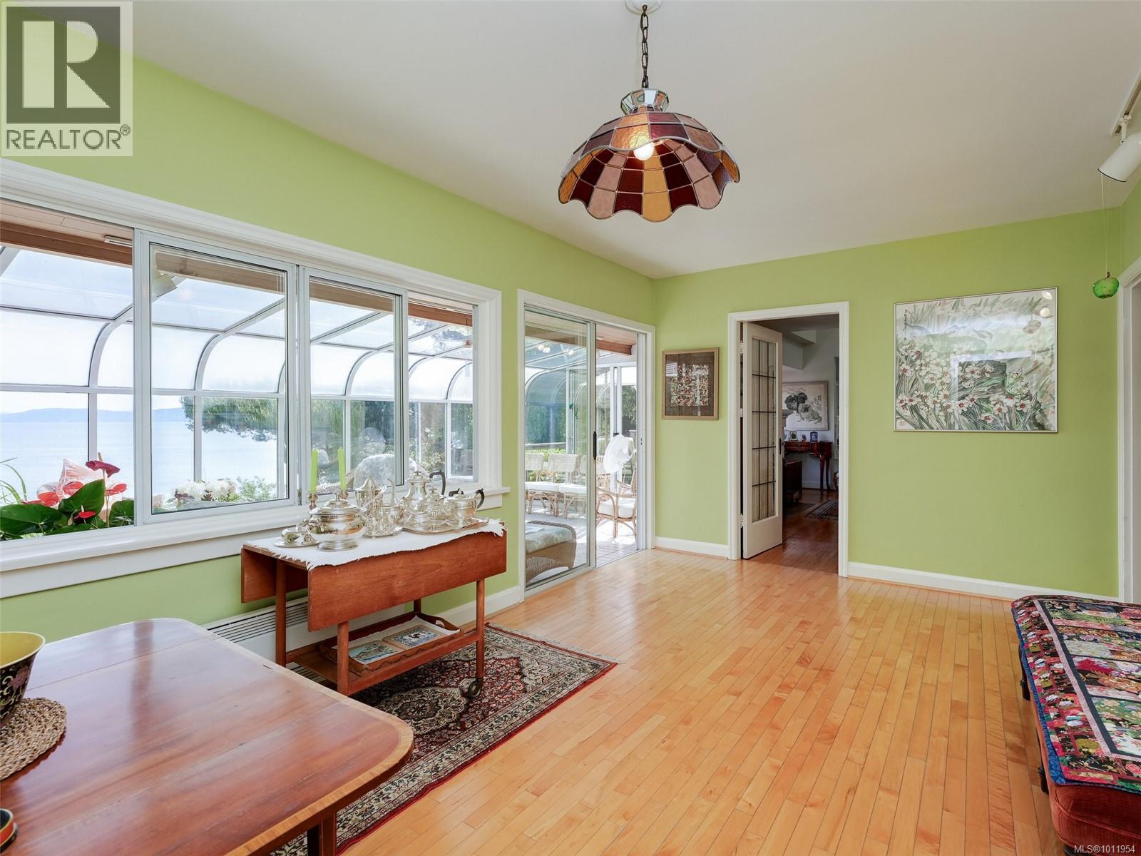 2550 Queenswood Dr, Saanich